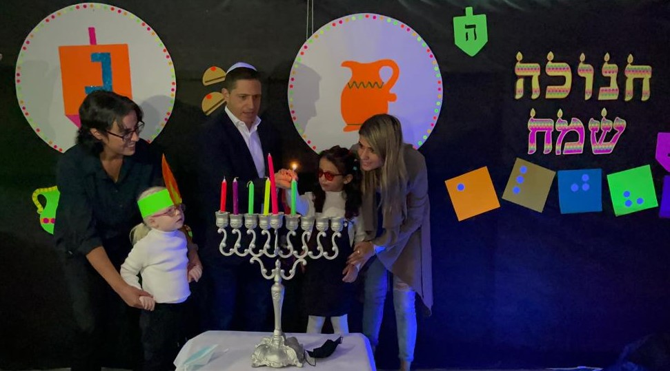 מימין לשמאל: רינת בובליל -  מנהלת סניף אלי''ע באר שבע, ראש העיר וחנית כהן מנכ''לית עמותת אלי''ע (צילום: באדיבות עמותת אלי''ע)
